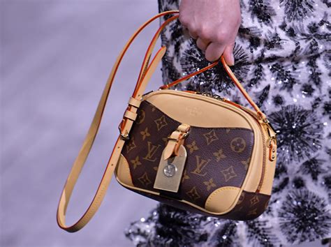 giacche autunno inverno 2020 louis vuitton|Louis Vuitton AI 2020: la Golden Age di Nicolas Ghesquière.